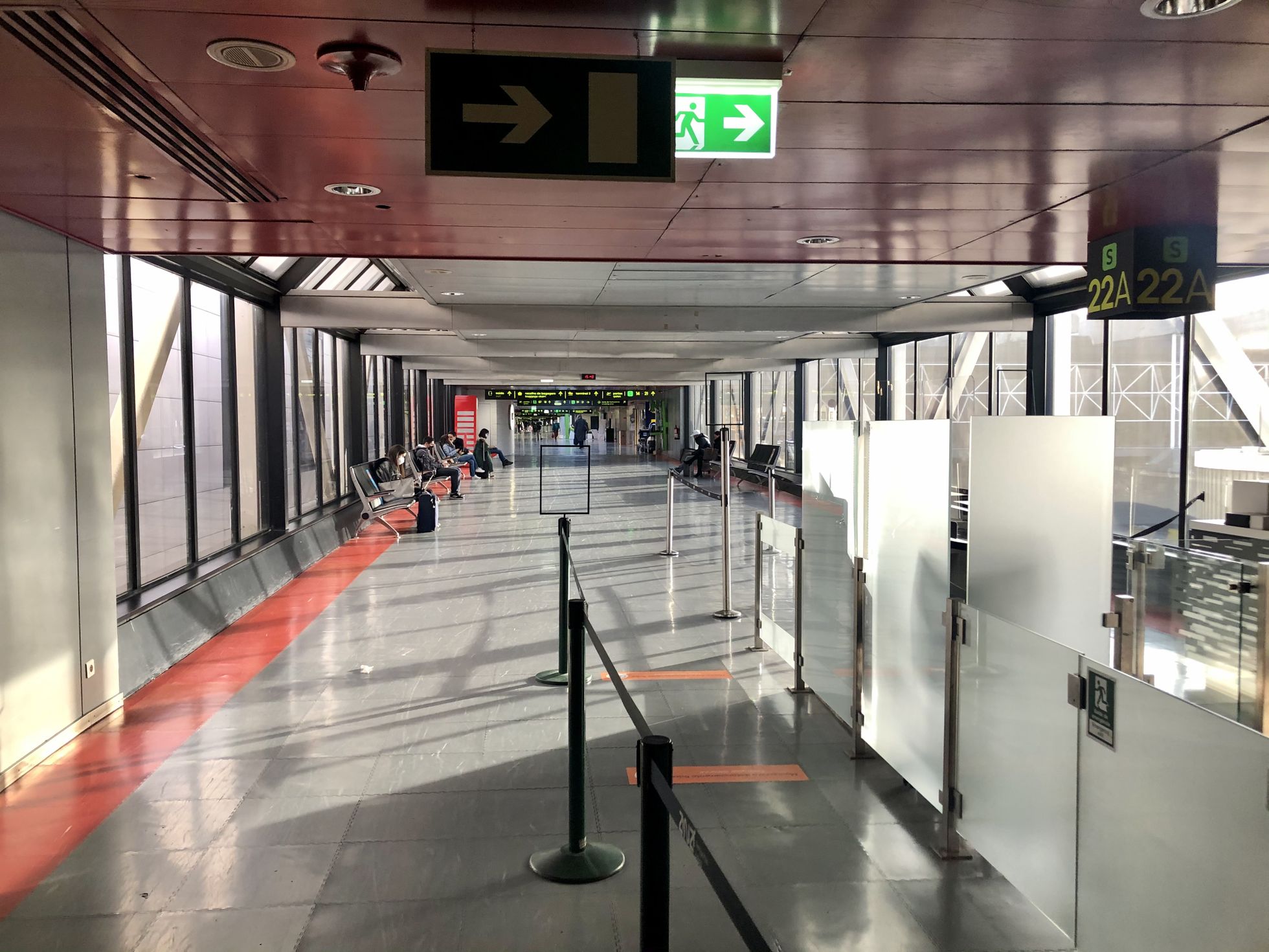 Обычно заполненные спешащими туристами коридоры аэропорта тоже пустуют.