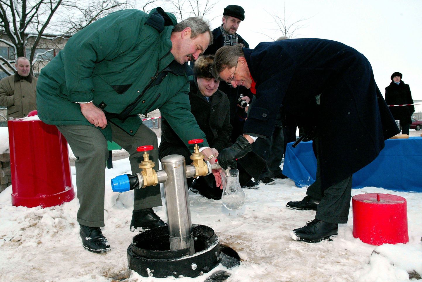 2004. aasta jaanuraris käis veeprojekti pidulikult lõpetamas koos Rakvere Vee juhi Urmas Kriki (vasakult), ja Rakvere linnapea Andres Jaadlaga ka tollane Euroopa Komisjoni esindaja Eestis John Kjaer.
