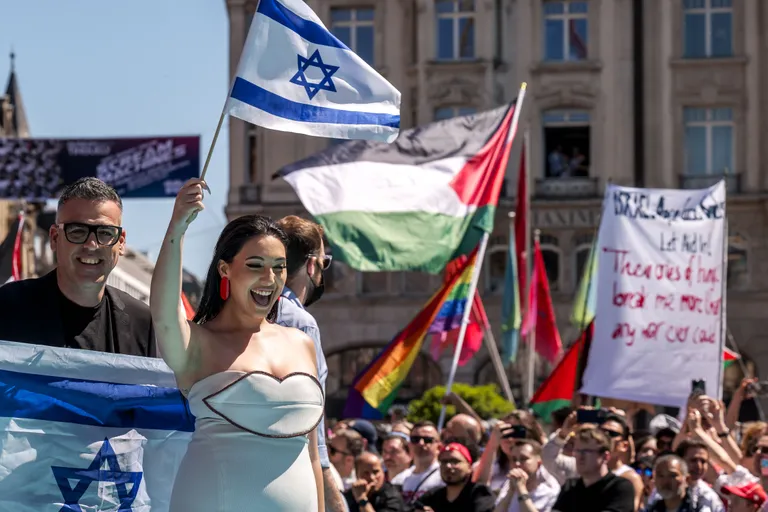 Iisraeli esindaja Yuval Raphael lauluvõistluse avatseremoonial.