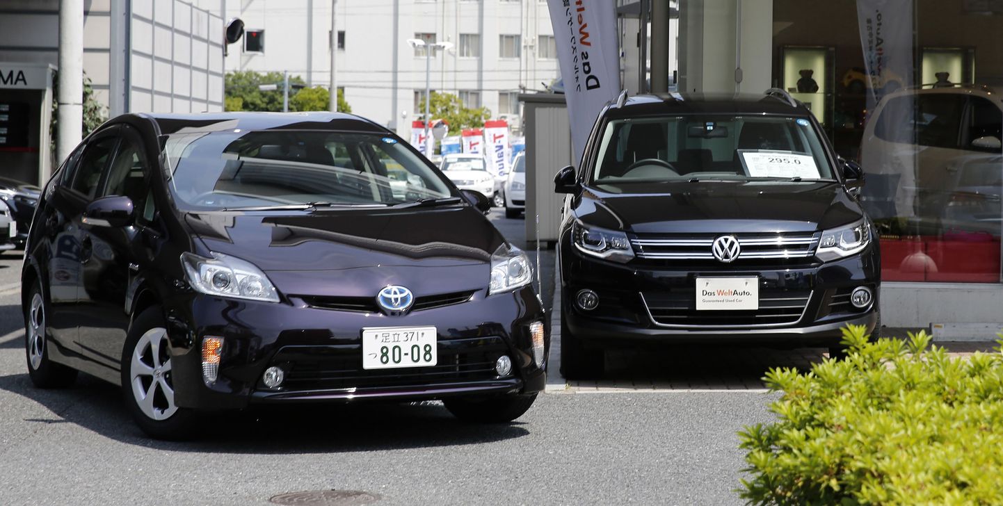Toyota Prius ja Volkswagen Tiguan.