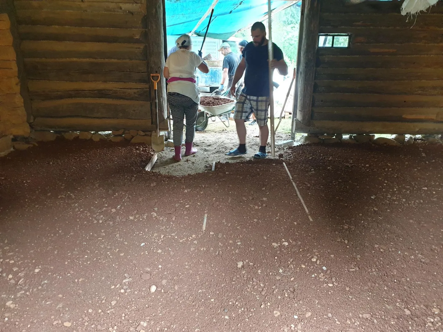 Karilatsi Vabaõhumuuseumis toimunud koolituse käigus ehitati ­­99 ruutmeetrit savipõrandat, prooviti nii traditsioonilisi kui ka uuemaid töövõtteid ning töö kestis kolm nädalat.