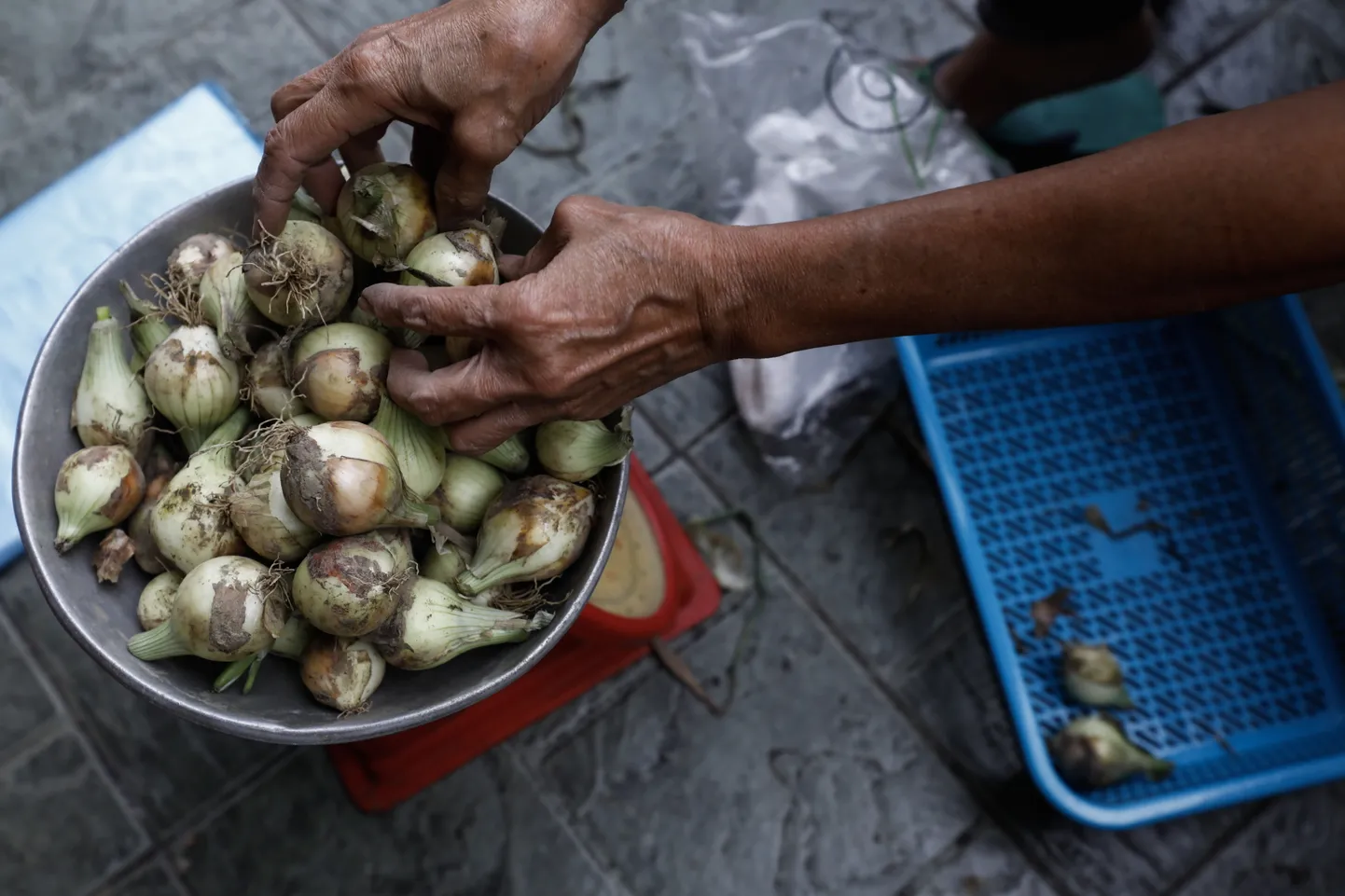 Sibulate kaalumine kliendile Filipiinidel Manila turul 16. jaanuaril 2023