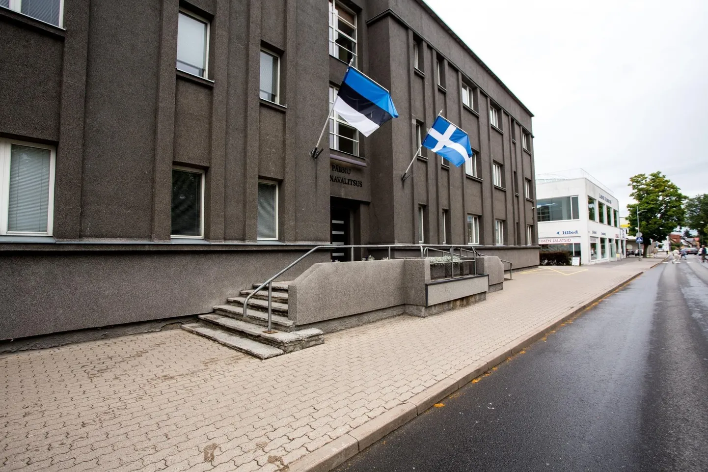 Homsest ei pääse külastajad Pärnu linnavalitsusse ega osavallakeskustesse.