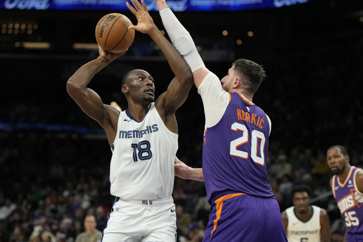 Bismack Biyombo (vasakul).