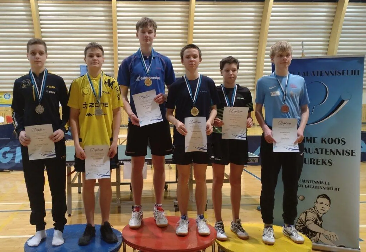 Madis Moos (kõige pikem) sai kaela kolm medalit.