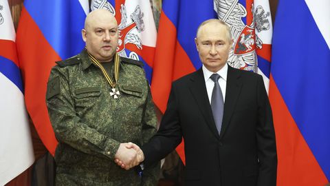 Отставка генерала ⟩ СМИ пишут о снятии Суровикина с должности командующего ВКС России. Что известно