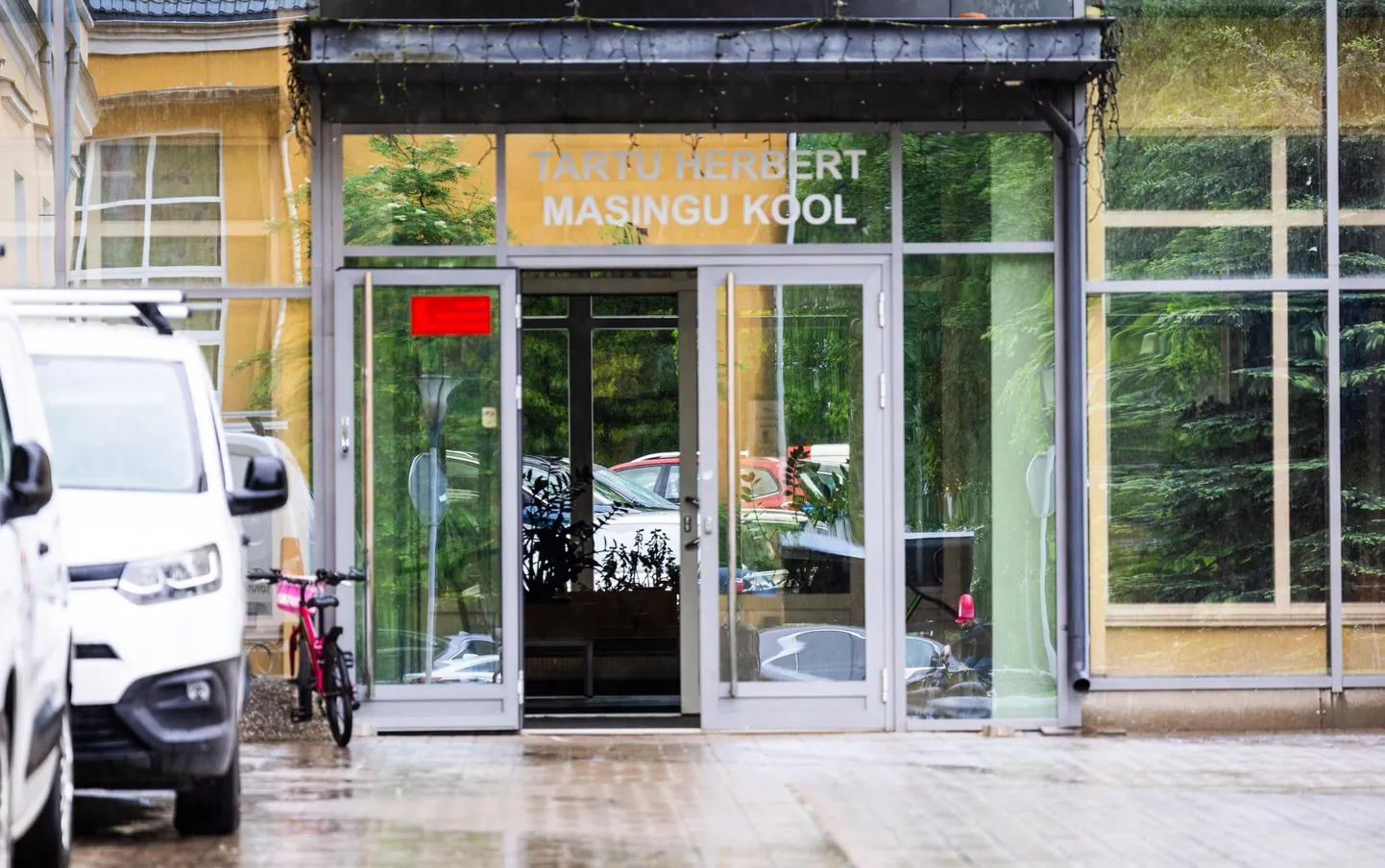 Herbert Masingu kooli õpetaja pöördus töövaidluskomisjoni, sest talle maksti väiksemat palka, kui töölepingu lisas oli kokku lepitud. Töövaidluskomisjon andis õpetajale selles küsimuses õiguse. Lisaks tuli koolijuhil õpetaja ees vabandada.