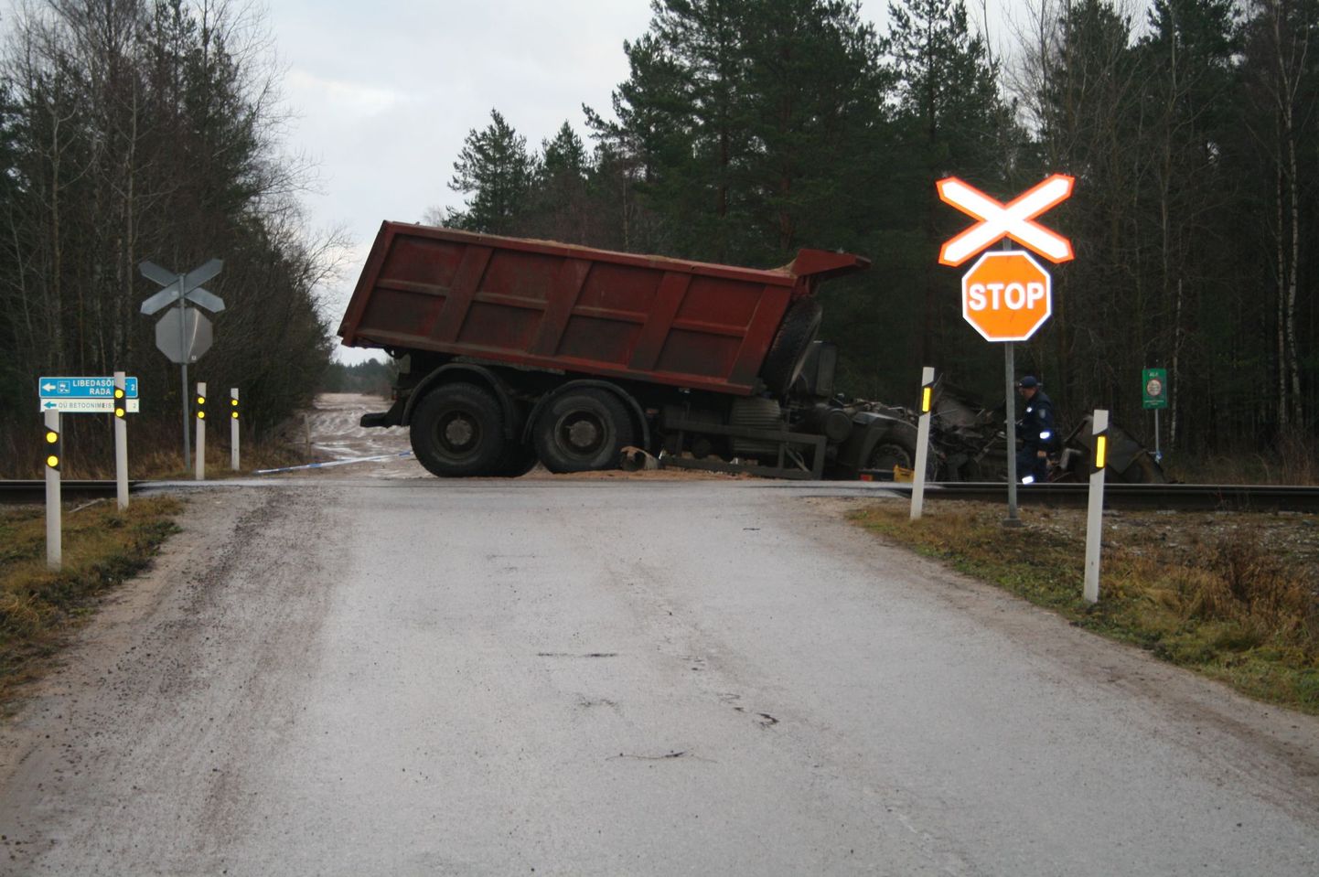 Reisirongi ja veoauto kokkupõrge Talinn-Saku tee raudtee ülesõidukohal.
