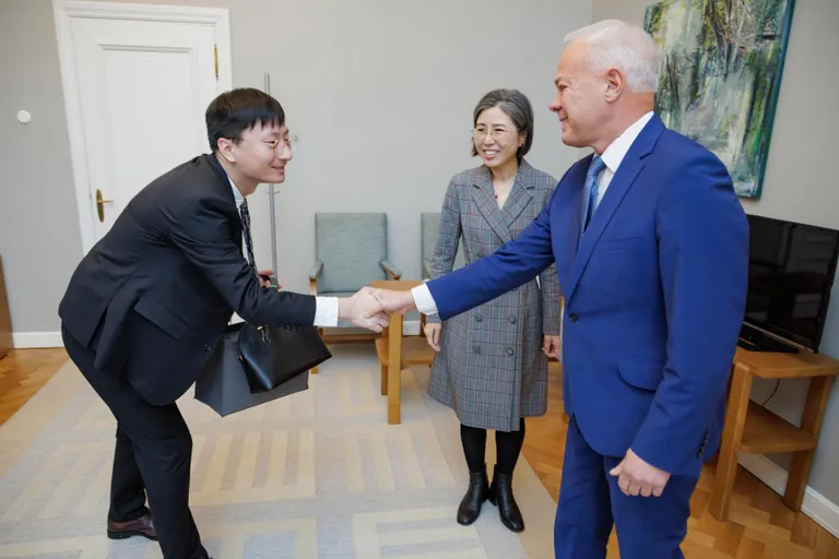 Chairman of the Estonia-China parliamentary friendship group Toomas Kivimägi meets with Chinese Ambassador Guo Xiaomei.