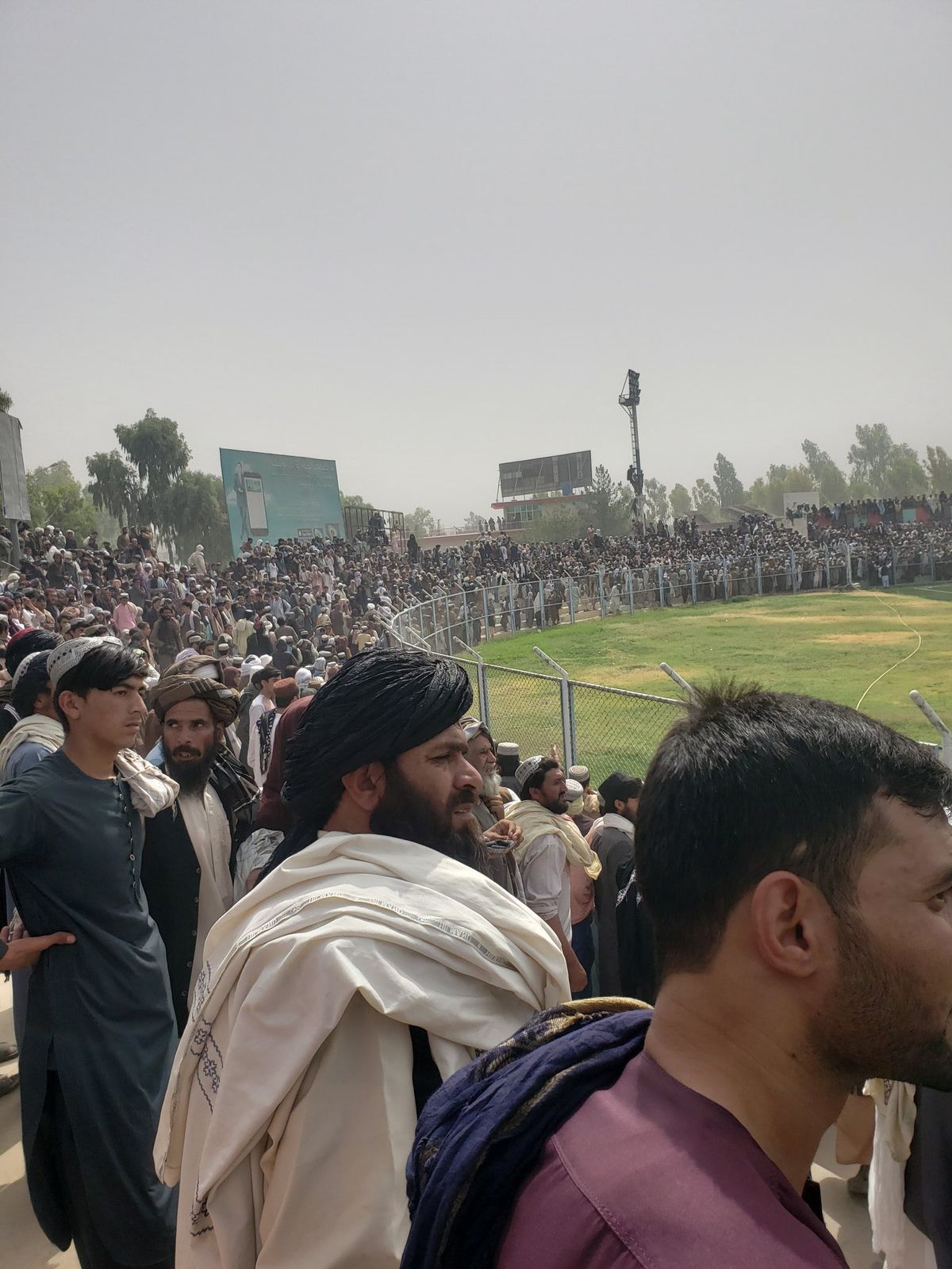 Kandahari kriketistaadionile kogunenud rahvamass, inimesed seisid isegi postide otsas