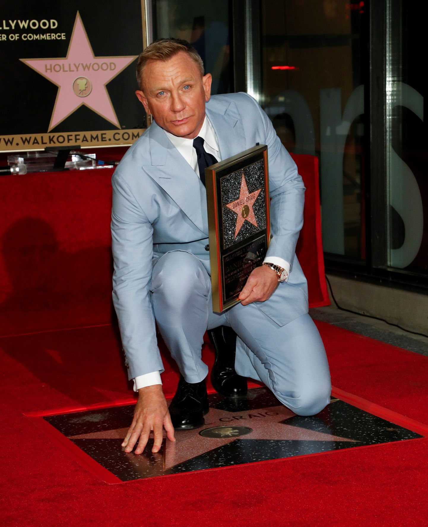 Daniel Craig poseerimas oma tähega Hollywoodi kuulsuste alleel.