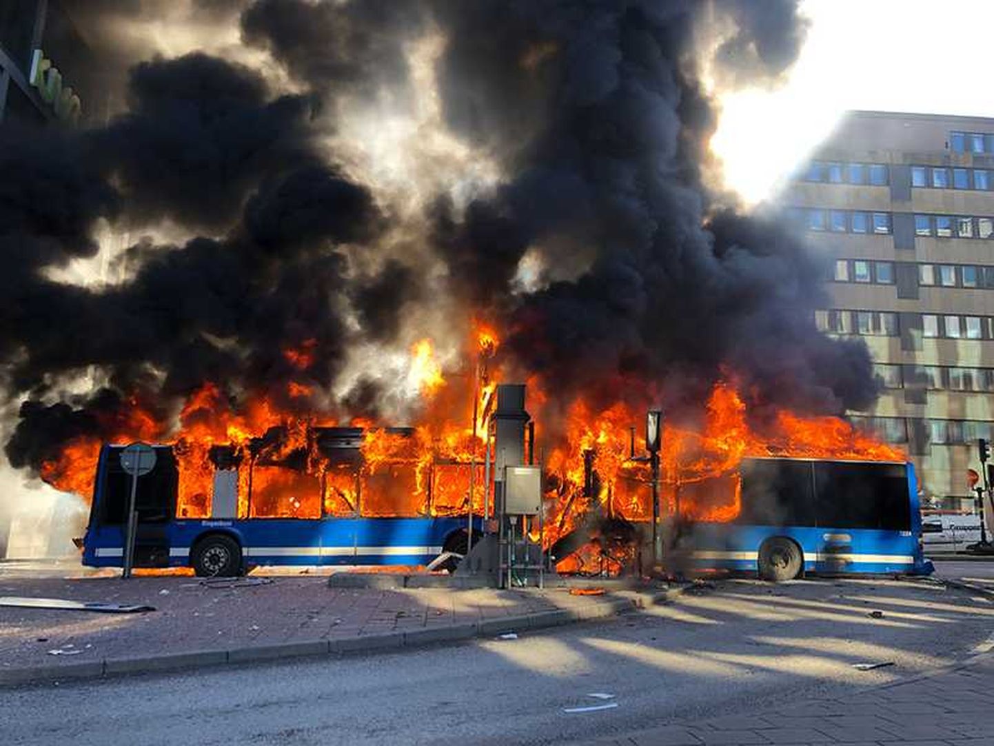 Rootsi väljaanne Aftonbladet jagas sotsiaalmeedias pilti Stockholmis põlema süttinud bussist.