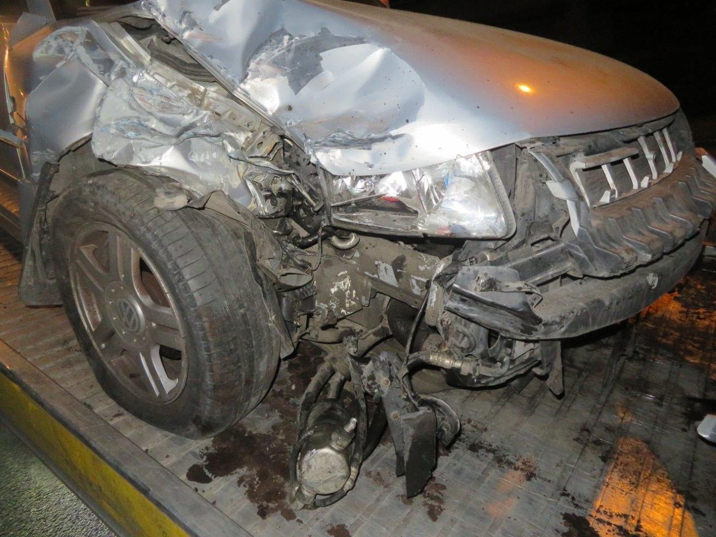 Kokkupõrke algatanud auto sai õnnetuses päris palju kannatada.