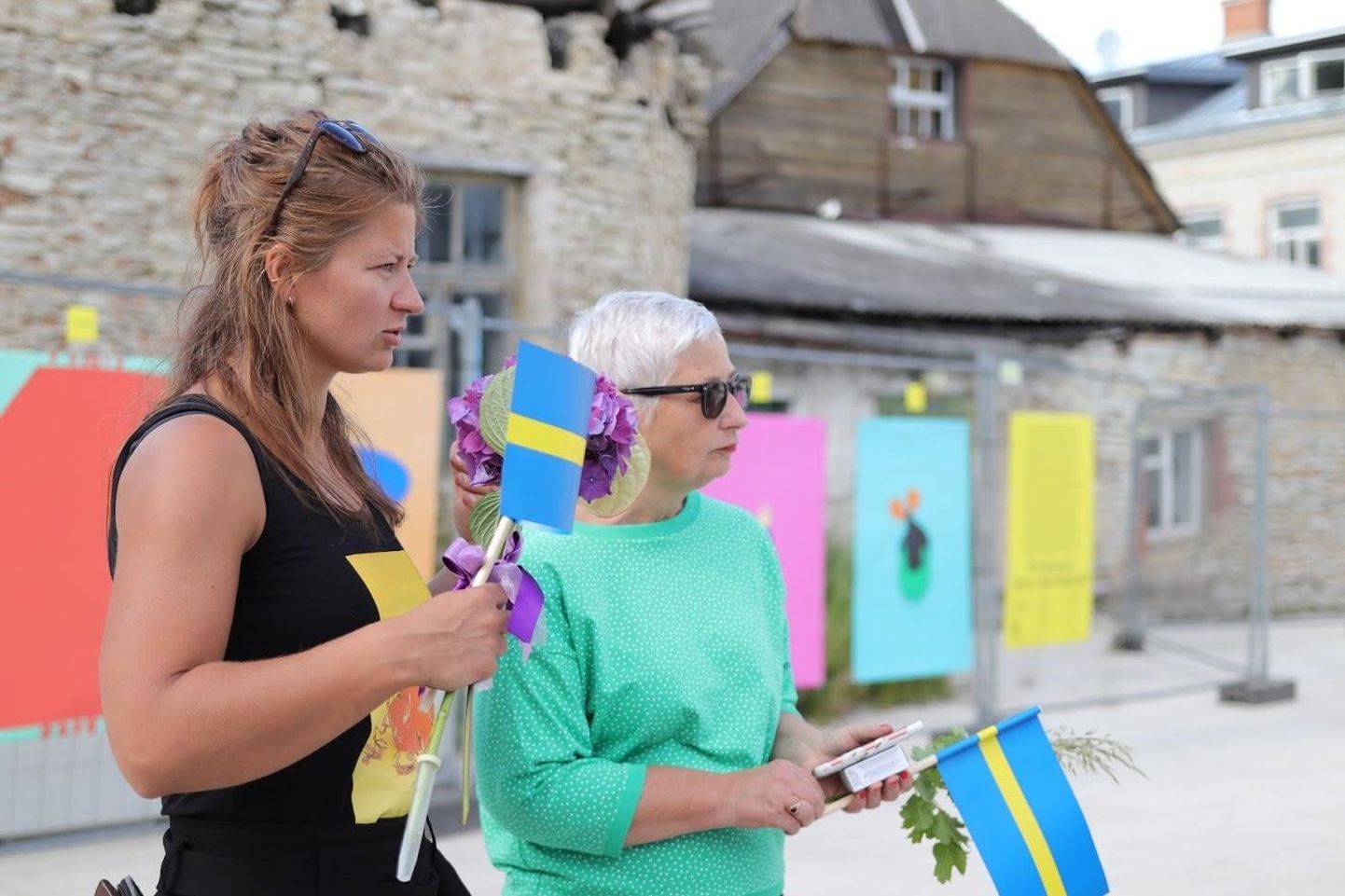 Kunstnik Flo Kasearu (vasakul) näituse “Elust välja lõigatud” tõukeks sai kümme aastat kaasa elamist ja toetust ema Margo Orupõllu tööle Pärnu naiste varjupaiga juhatajana.
