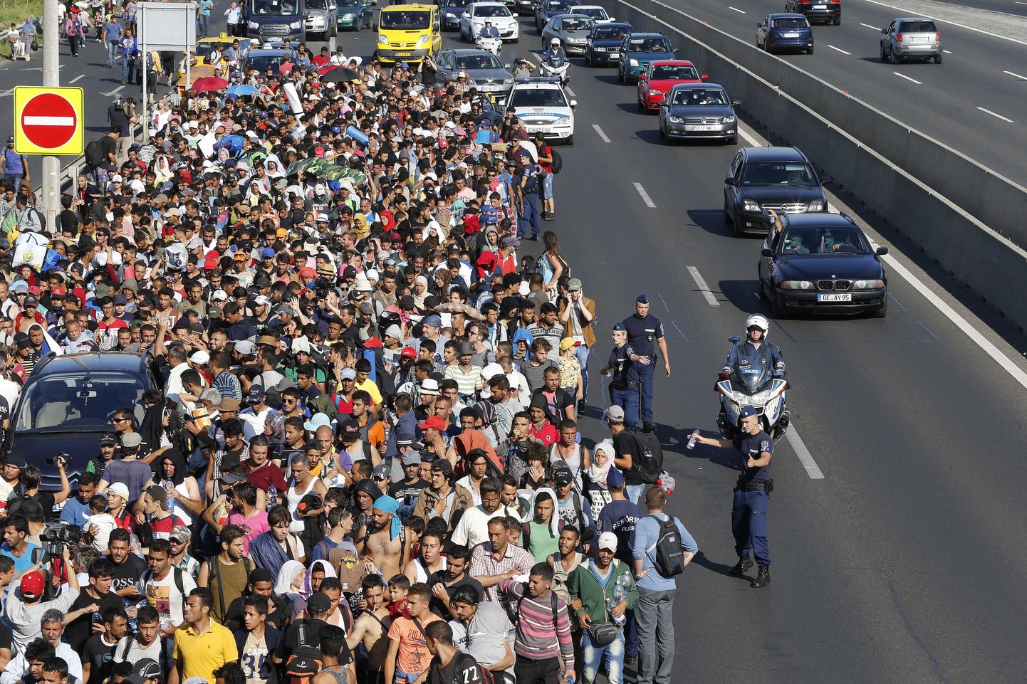 Беженцы, идущие пешком из Венгрии в Германию.