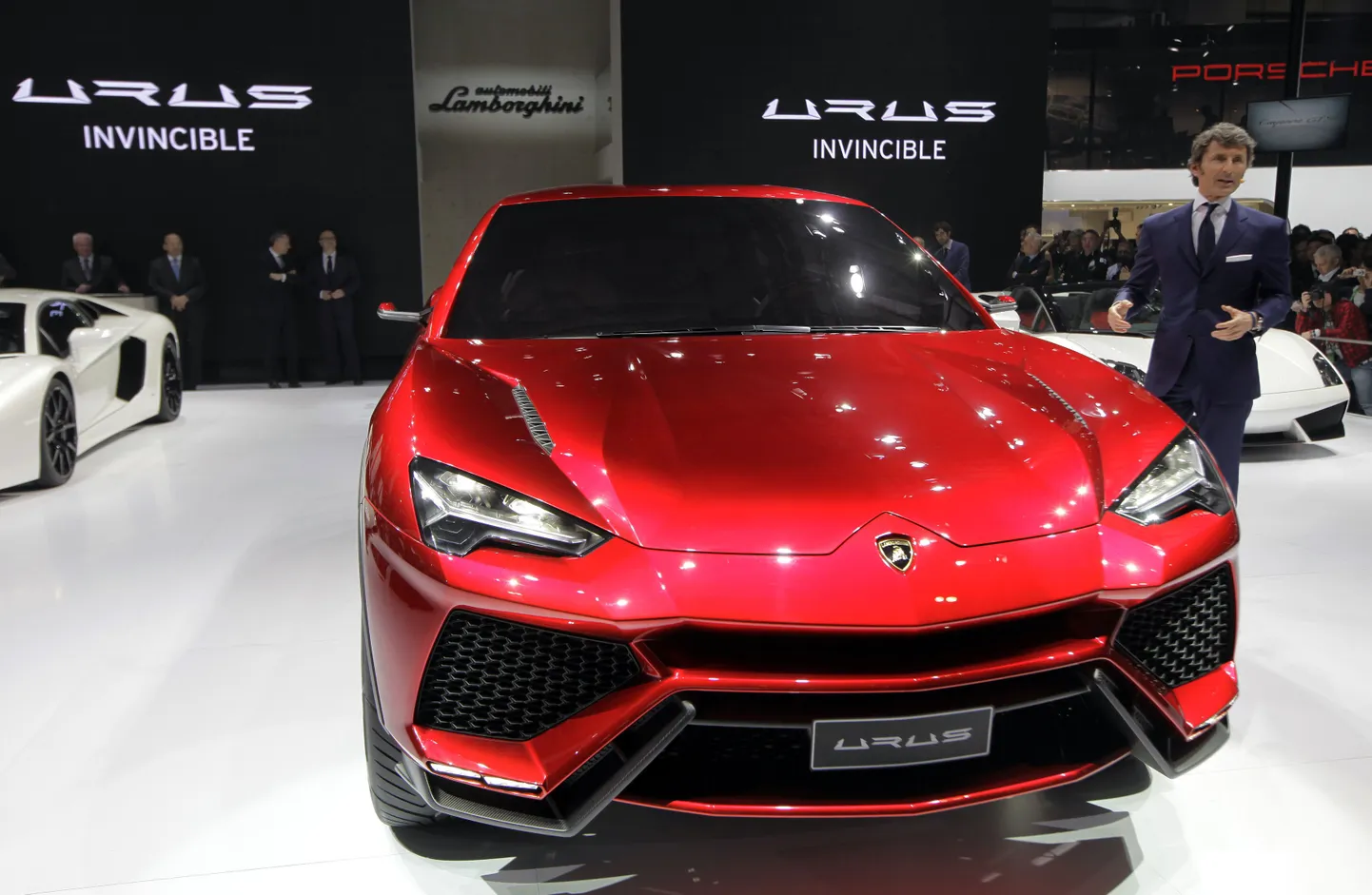 Lamborghini tegevjuht Stephan Winkelmann demonstreerib kontseptsioon-linnamaasturit Urus autonäitusel Pekingis 2012. asstal.