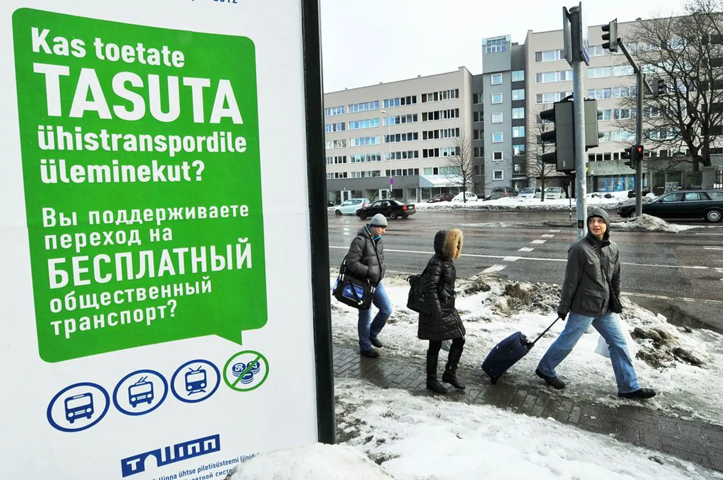 Linnaelanikke tasuta ühistranspordi teemalisele küsitlusele kutsuv plakat Tallinnas Liivalaia tänaval.