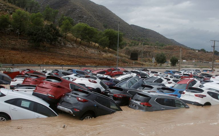 Hispaania kaguosas Alicantes tulvavette jäänud autod