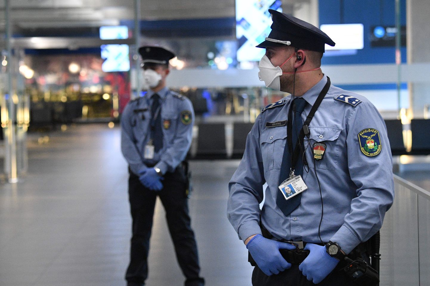 Politseinikud Budapesti lennujaamas.