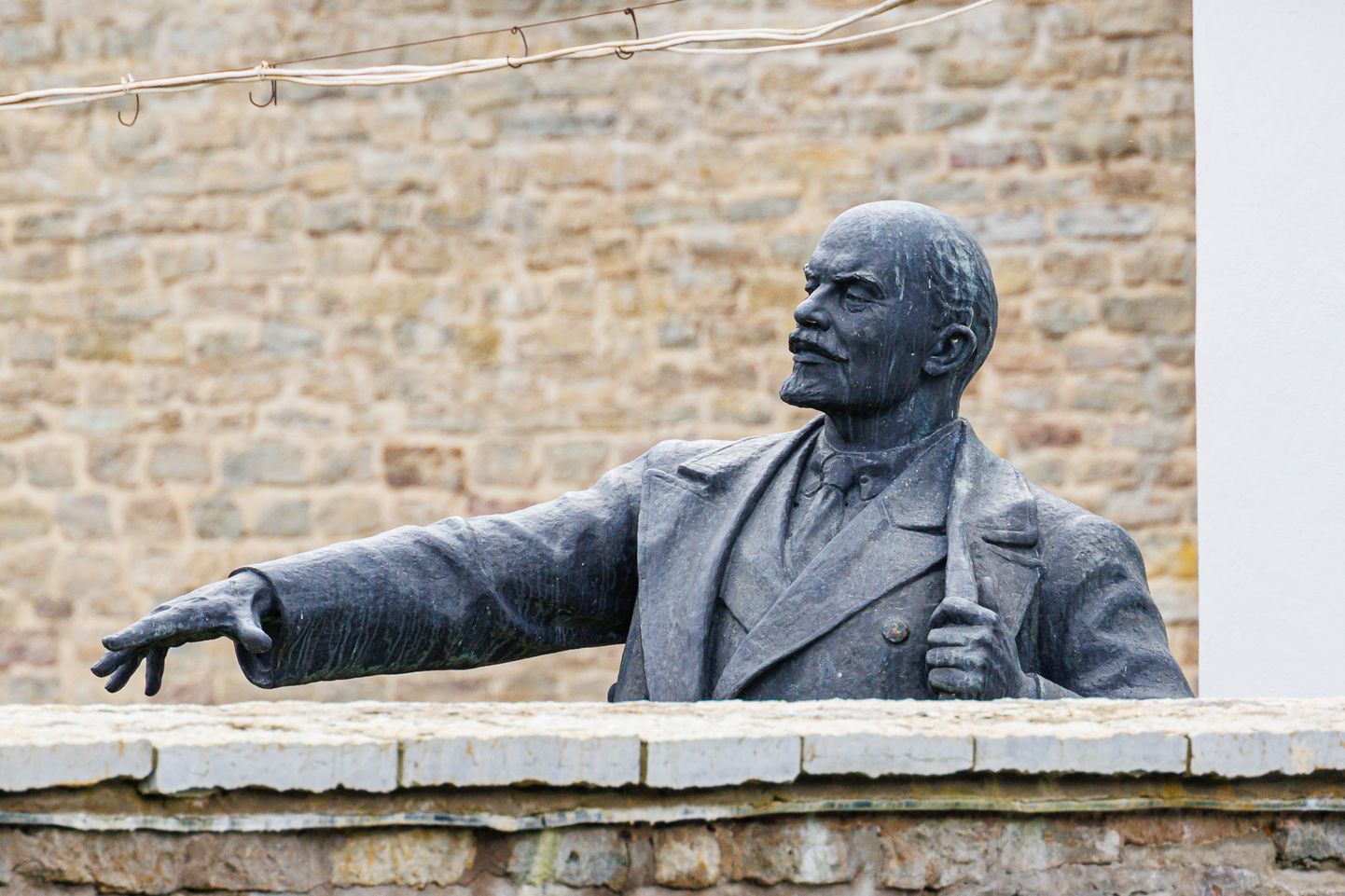 Статуя Владимира Ленина в углу Западного двора Нарвского рыцарского замка.