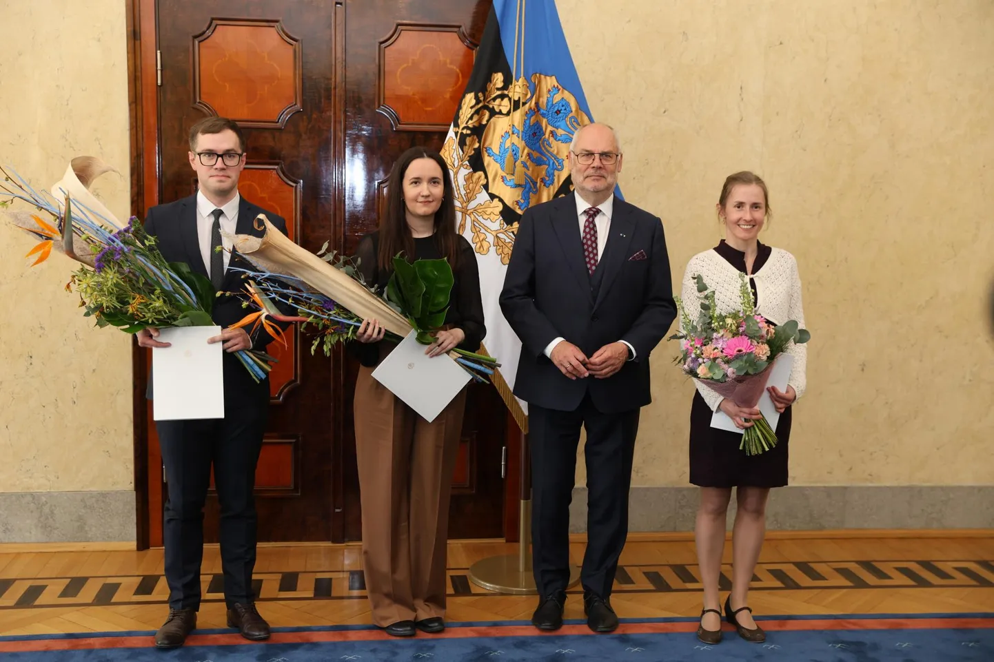 President Alar Karis tunnustas kolmapäeval presidendi kantseleis kolme noort teadlast. Pildil on koos presidendiga Reimo Lutter (vasakult), Liisa Rätsep ja Hedvig Tamman.