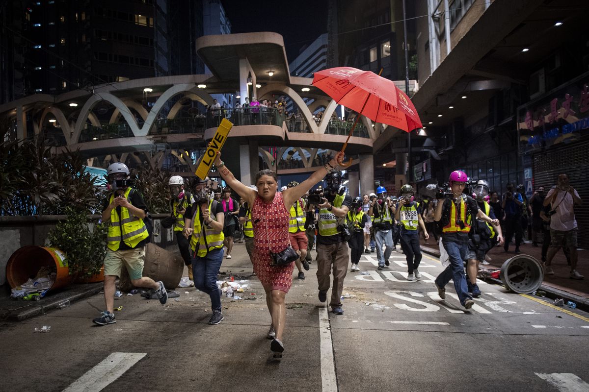Meeleavalduste sümbolit vihmavarju hoidev naine Causeway Bay piirkonnas toimunud demonstratsioonil 1. oktoobril, mil politsei kasutas protestijate vastu esimest korda päriskuule.