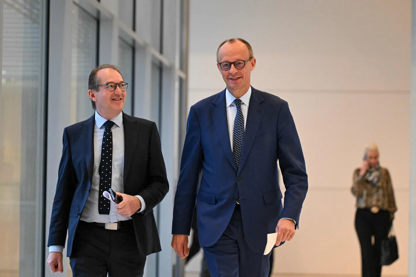 Kristlike Demokraatide (CDU) esimees Friedrich Merz (paremal) ja partei fraktsiooni esimees Alexander Dobrindt saabumas Bundestagis meediaga rääkima 7. novembril 2024. aastal.