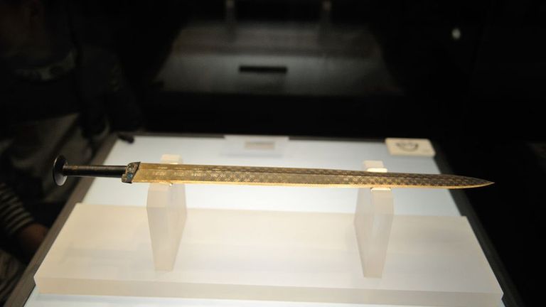 В это трудно поверить, но от Гоуцзяня нам достался его личный меч, найденный во время раскопок в 1965 году. На нем написано: "Правитель царства Юэ сделал этот меч для своего пользования"