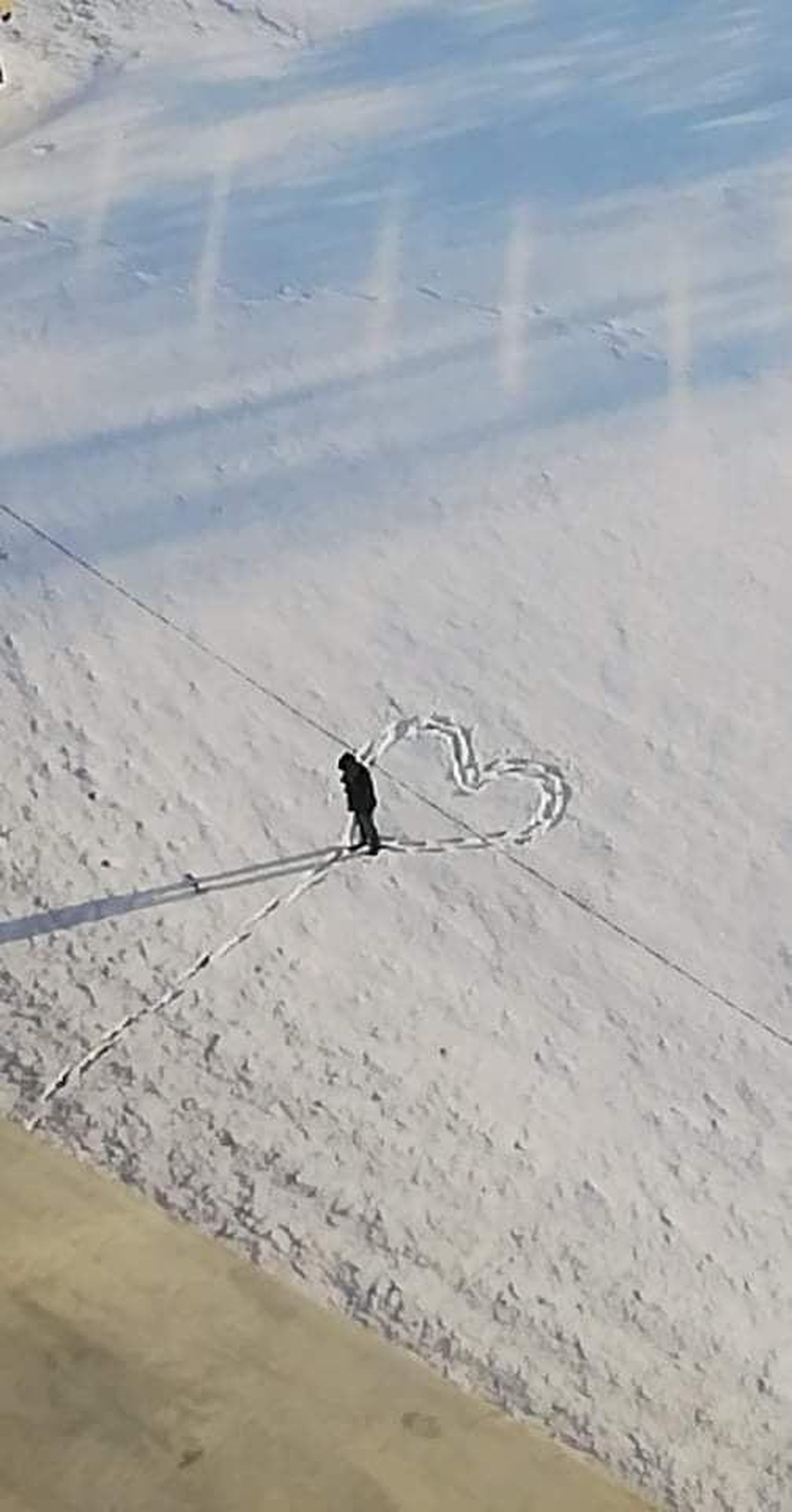 Viljandi haigla akende alla lumme joonistas üks mees reedel südame.