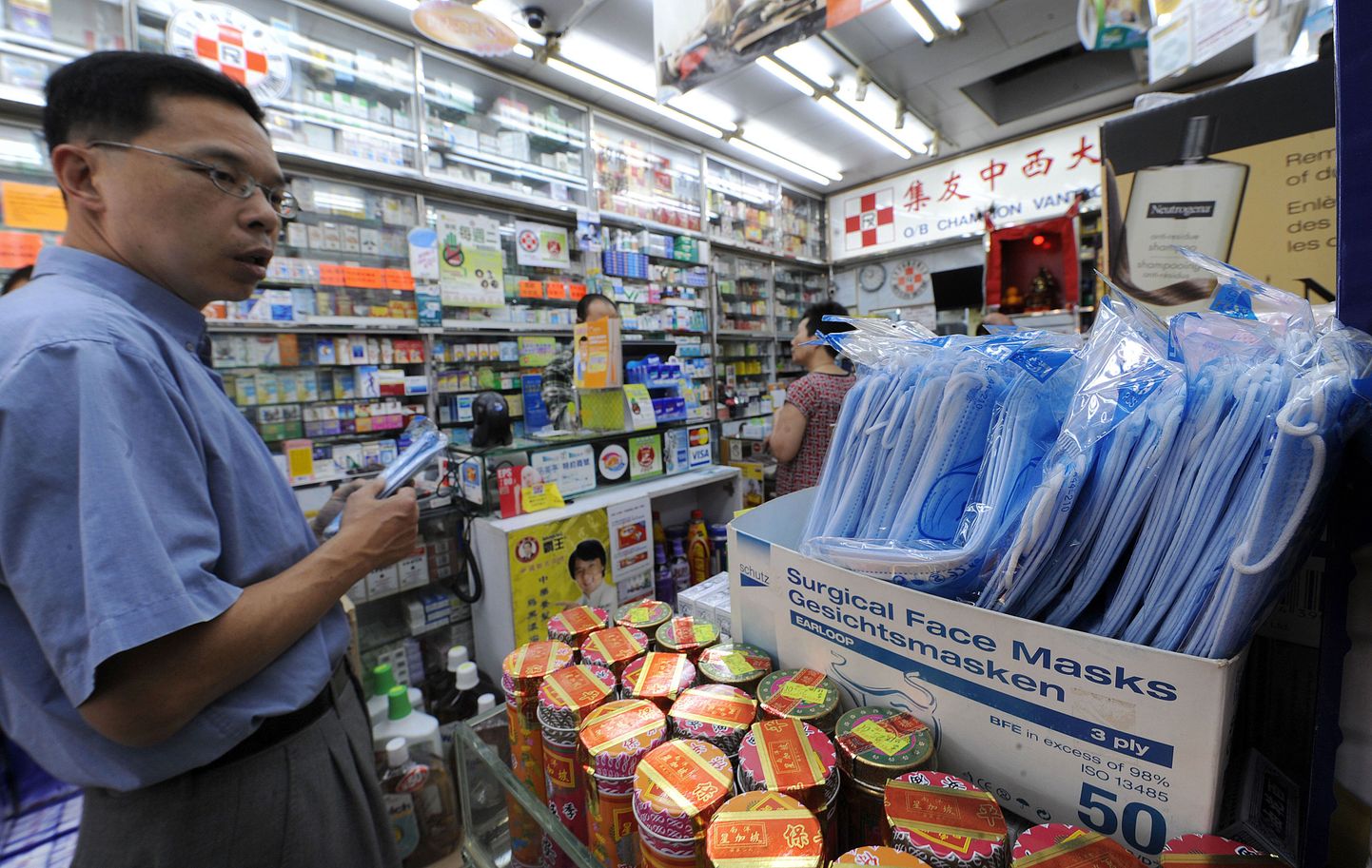 Näomaskid, mis aitavad vältida inimeste nakatumist seagrippi, apteegiletil Hongkongis.