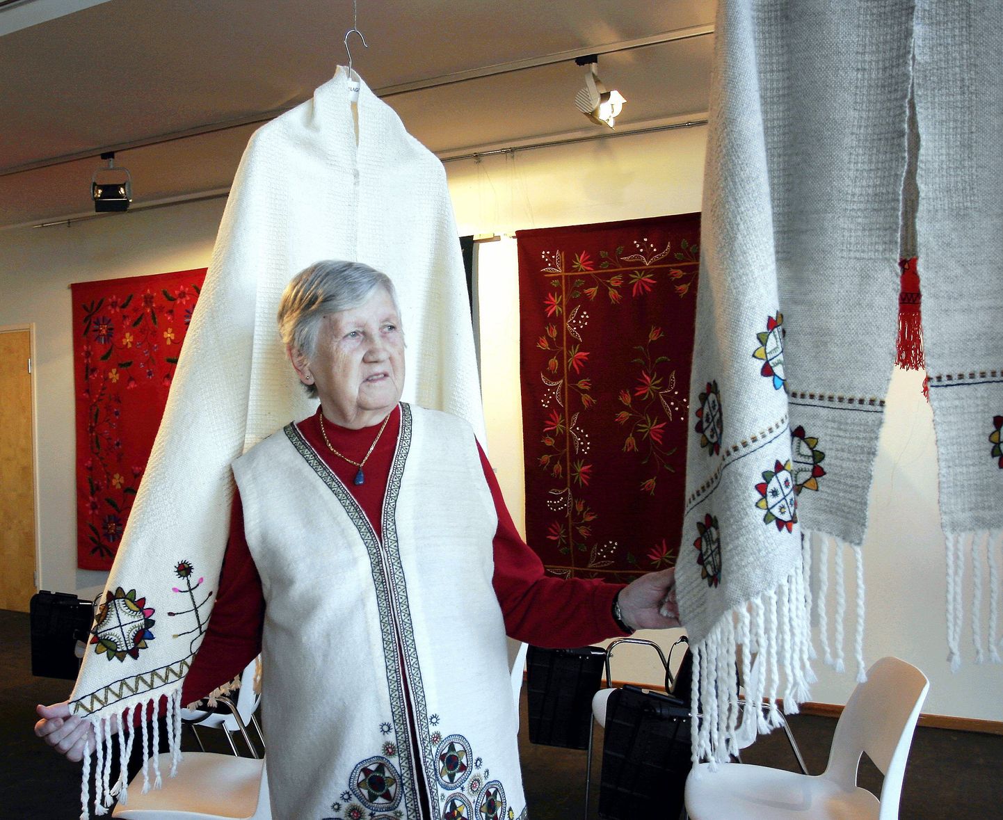 Laupäeval avatakse Viljandi muuseumis näitus «Valve Alamaa tikitud tekid».