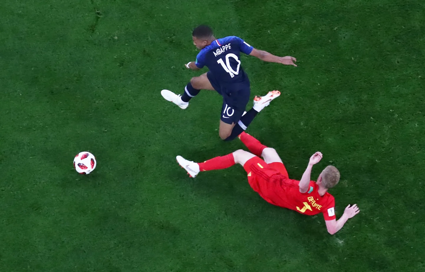 Beļģijas un Francijas futbolisti satikās 2018. gada Pasaules kausa pusfinālā.