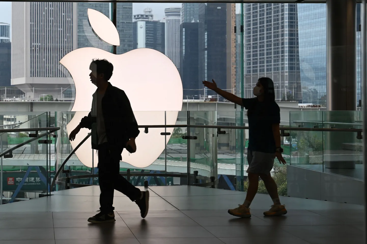 Näib, et tehnohiiul õnnestus taas krahhist pääseda. Pildil Apple'i kauplus Hongkongis.