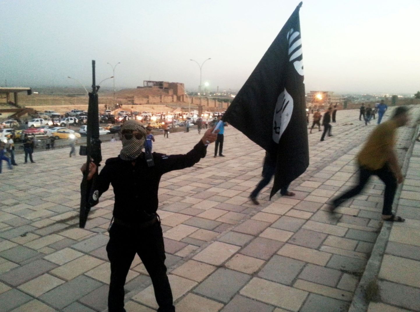 Islamiriigi võitleja 2014. aastal Mosulis lipuga vehkimas.