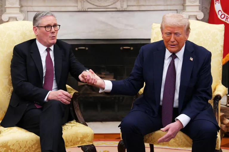 Стармер не брал Трампа за коленку, но постоянно пожимал ему руку и хлопал по плечу