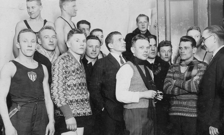 Meeleolukas seltskond Eesti maadlusmeistrivõistluste osalisi 1930. aasta veebruaris. Kirjus kampsunis Voldemar Väli seisab esimeses reas paremalt teisena, käed rinnal.