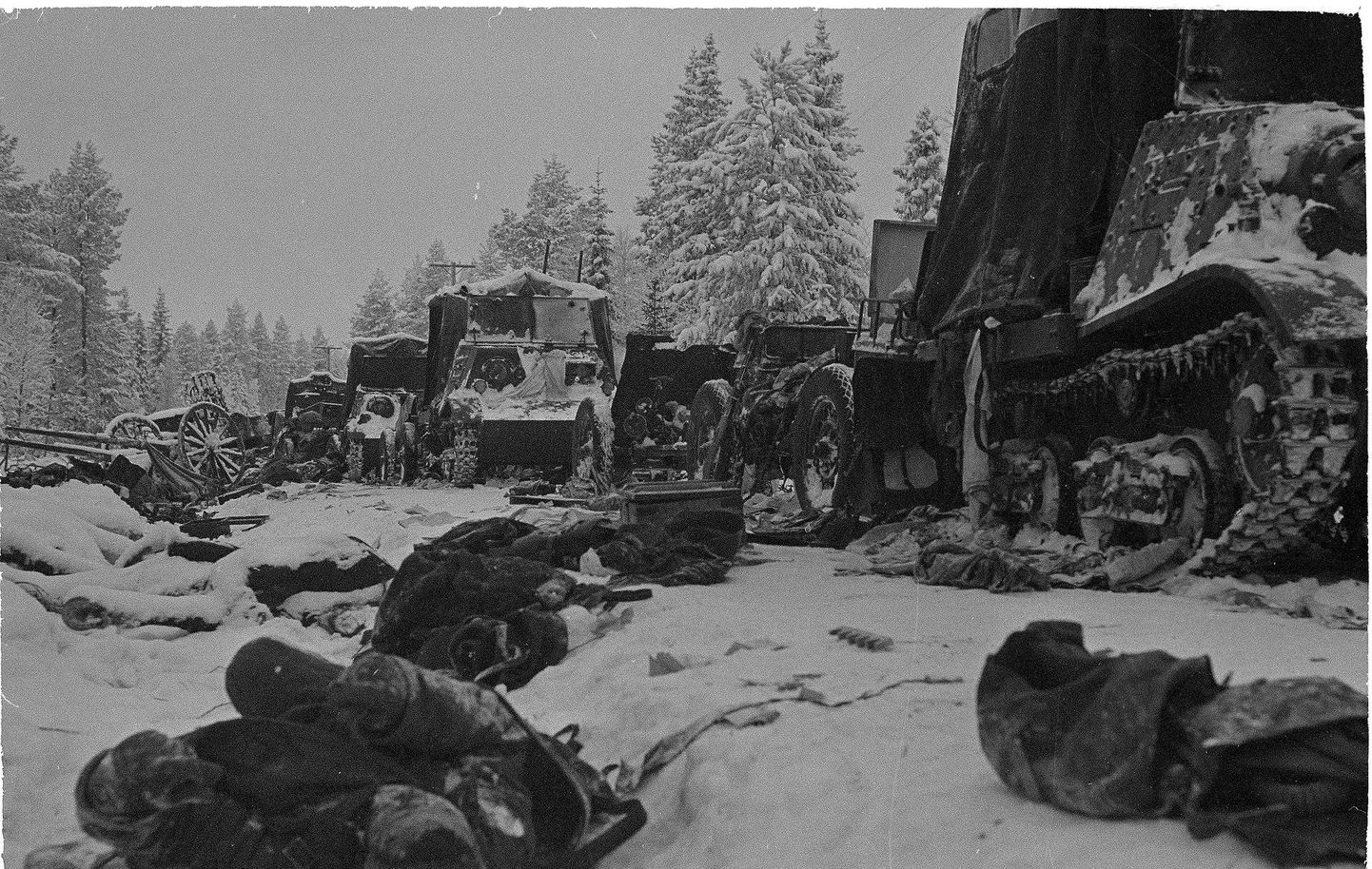 Nõukogude tehnika ja langenud sõdurid Raate teel. 