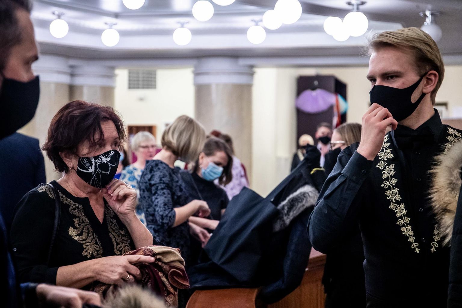 Estonia teatris oli publik eile maskides ja inimesed hoidsid üksteisega vahet.