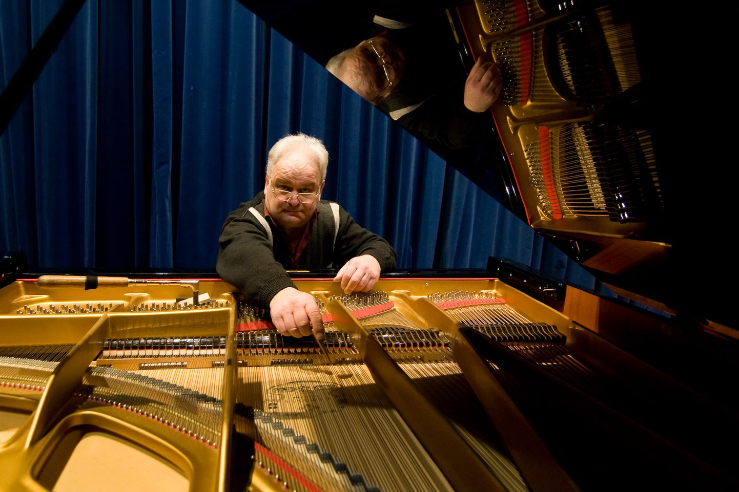 Мастер Вели Сарв, занимающийся настройкой и ремонтом роялей Йыхвиского концертного дома, славится мастерством на весь уезд. К его услугам прибегает и Тартуский концертный дом.