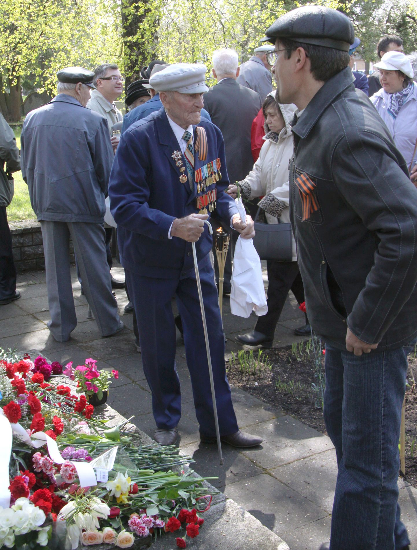 Nõukogude armee veteranid kogunesid Alevi kalmistul asuva mälestusmärgi juurde.