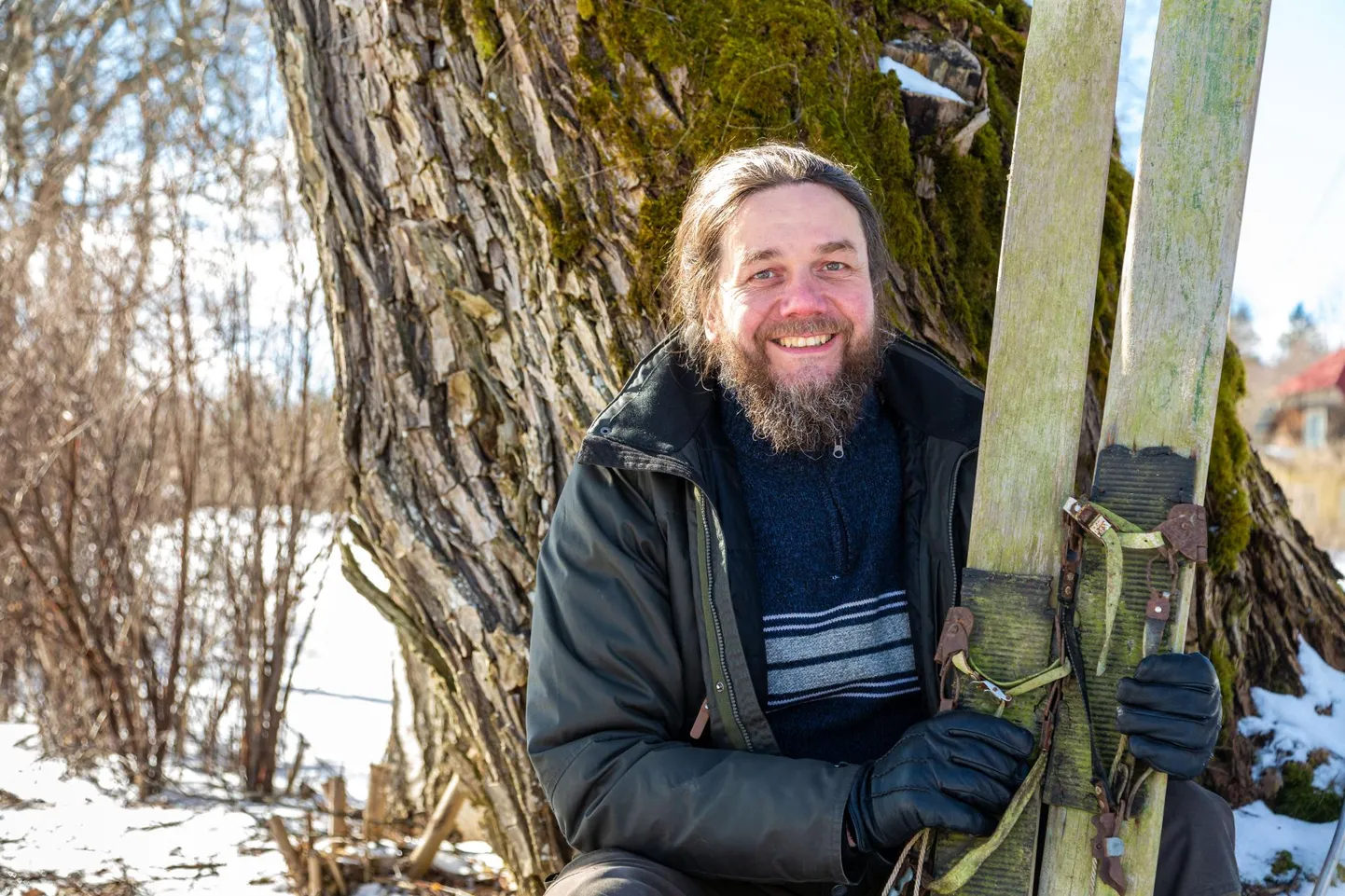 Kalendri koostaja Ahto Kaasik elab Otepää vallas Meegaste külas.