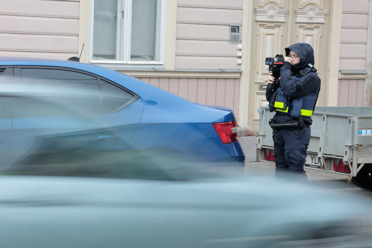 Politsei mõõtis esmaspäeva hommikul sõidukite kiirust Tartus Filosoofi tänaval, kus liiklus paistis olevat üsna rahulik, kuid veidi varem tabasid politseinikud Vabaduse puiesteel kihutanud juhi.