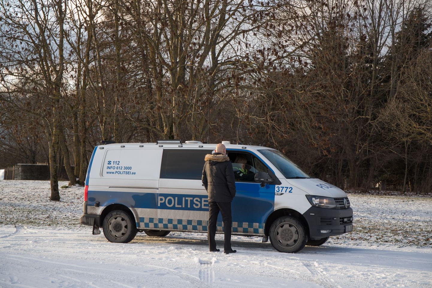 Politsei rehvireid Lauluväljaku juures.