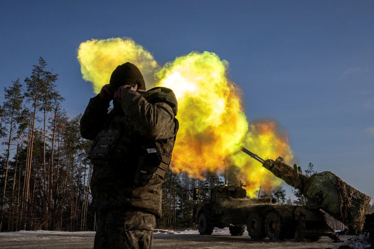 Ukraina suurtükiväelased tulistamas venelaste positsioonide pihta Donetski oblastis.