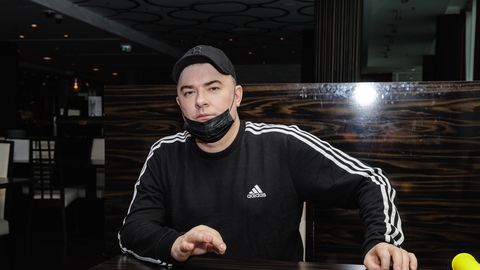 «Не надо меня заставлять»: Андрей Данилко попал в очередной скандал, спев в Латвии на русском языке
