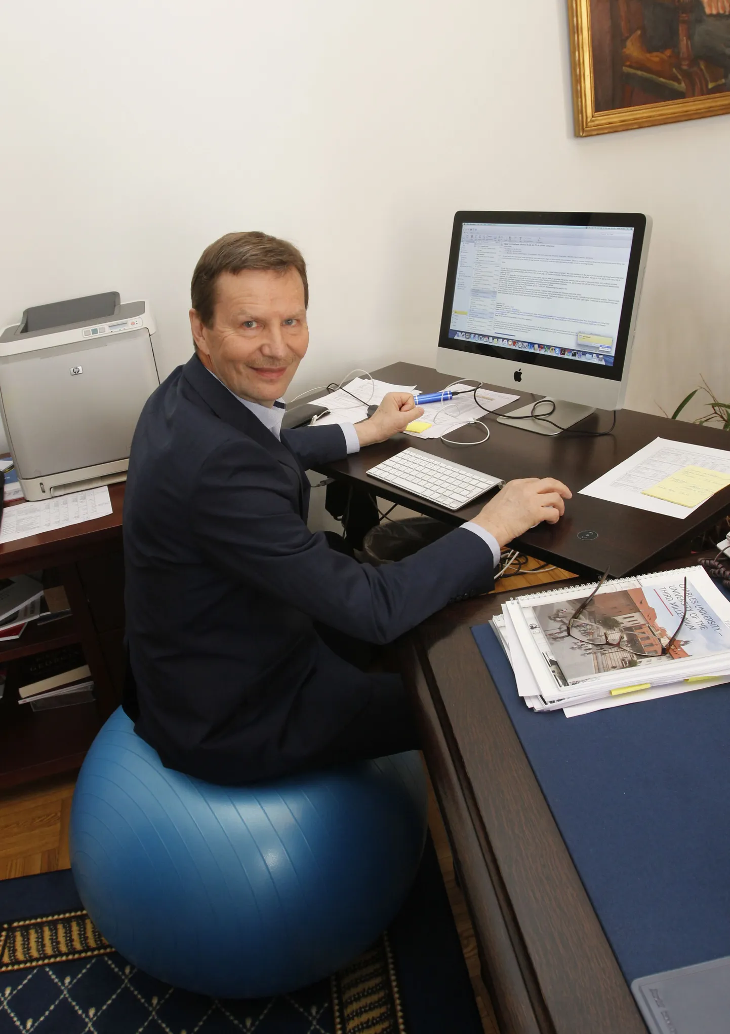 Tartu Ülikooli rektor Volli Kalm mullu kevadel oma ametiruumides. Geoloogi haridusega mees tahab samas ametis ja samas kabinetis jätkata veel teisegi ametiaja.