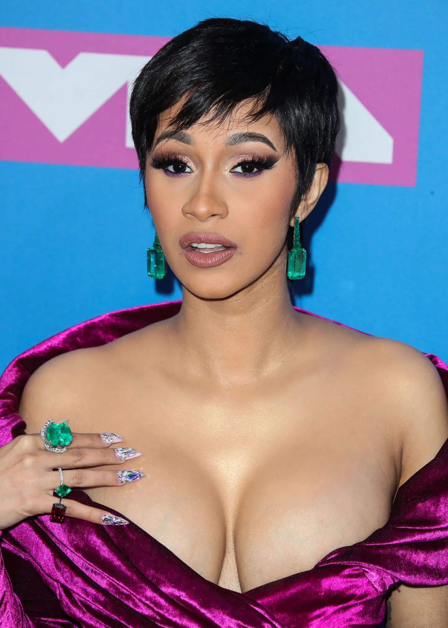 Räppar Cardi B sattus rassistlike naljade tõttu põlu alla