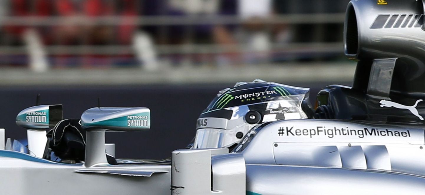 Austraalia GP võitnud Nico Rosberg ja tema masinale kirjutatud pühendus Michael Schumacherile.