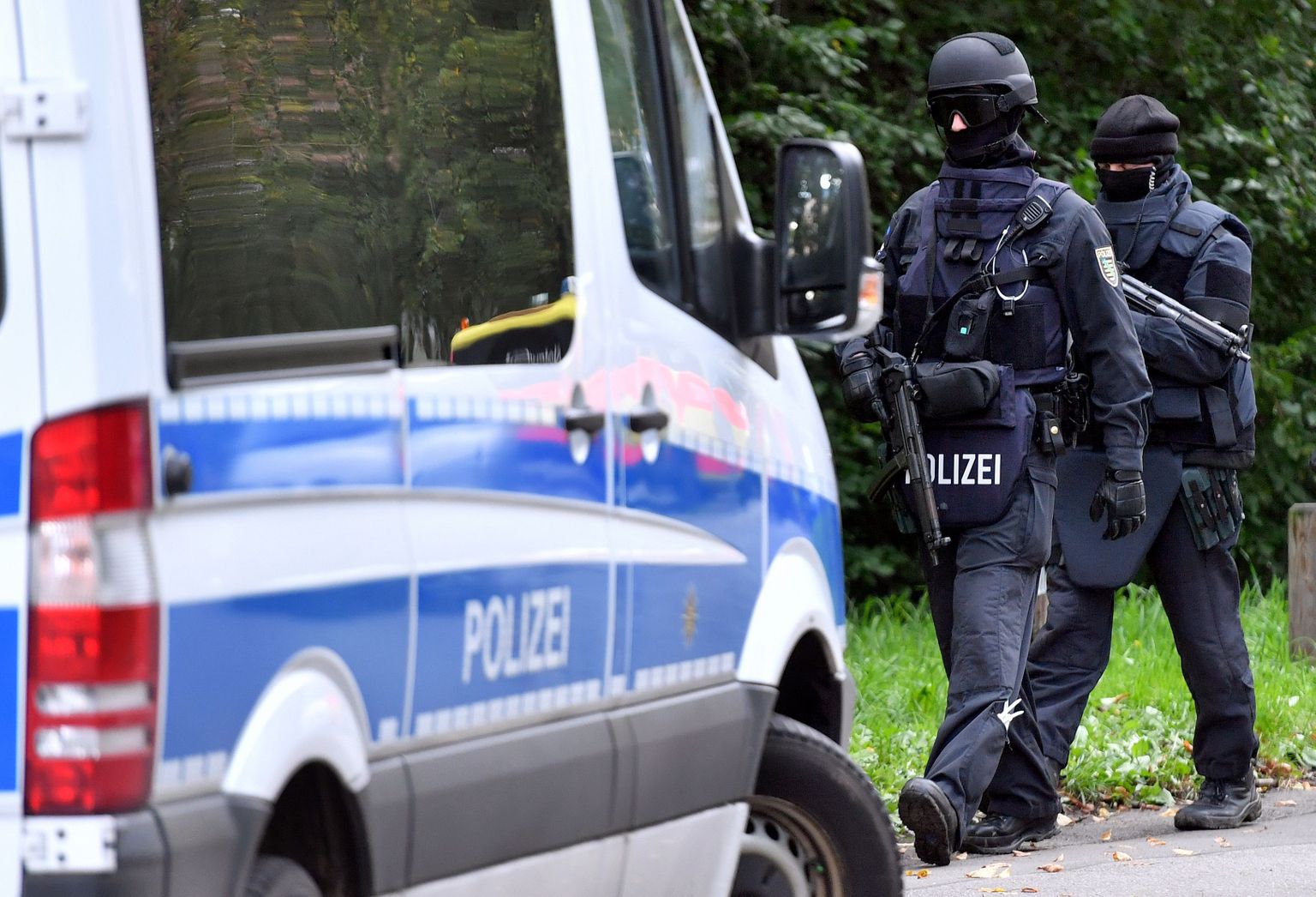Politsei eriüksuslased Chemnitzis, kus kahtlustatavat süürlast pingeliselt tabada üritati.