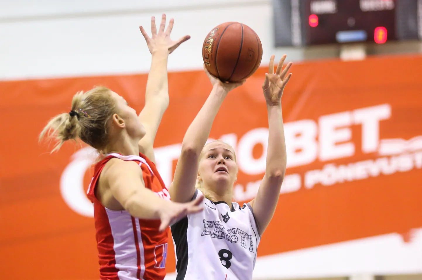 Annika Köster (valges, number 8).